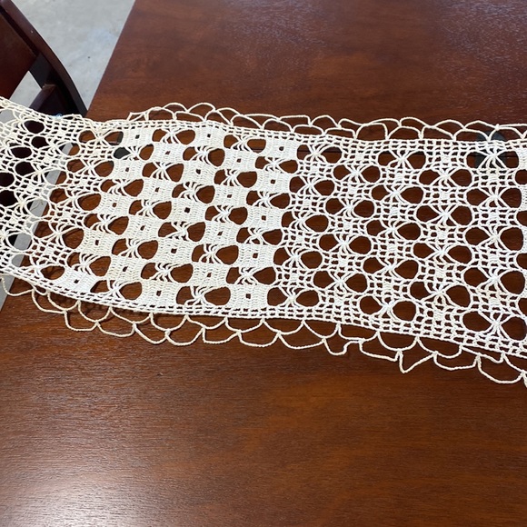 VINTAGE CROCHET PIANO SCARF - Picture 2 of 3